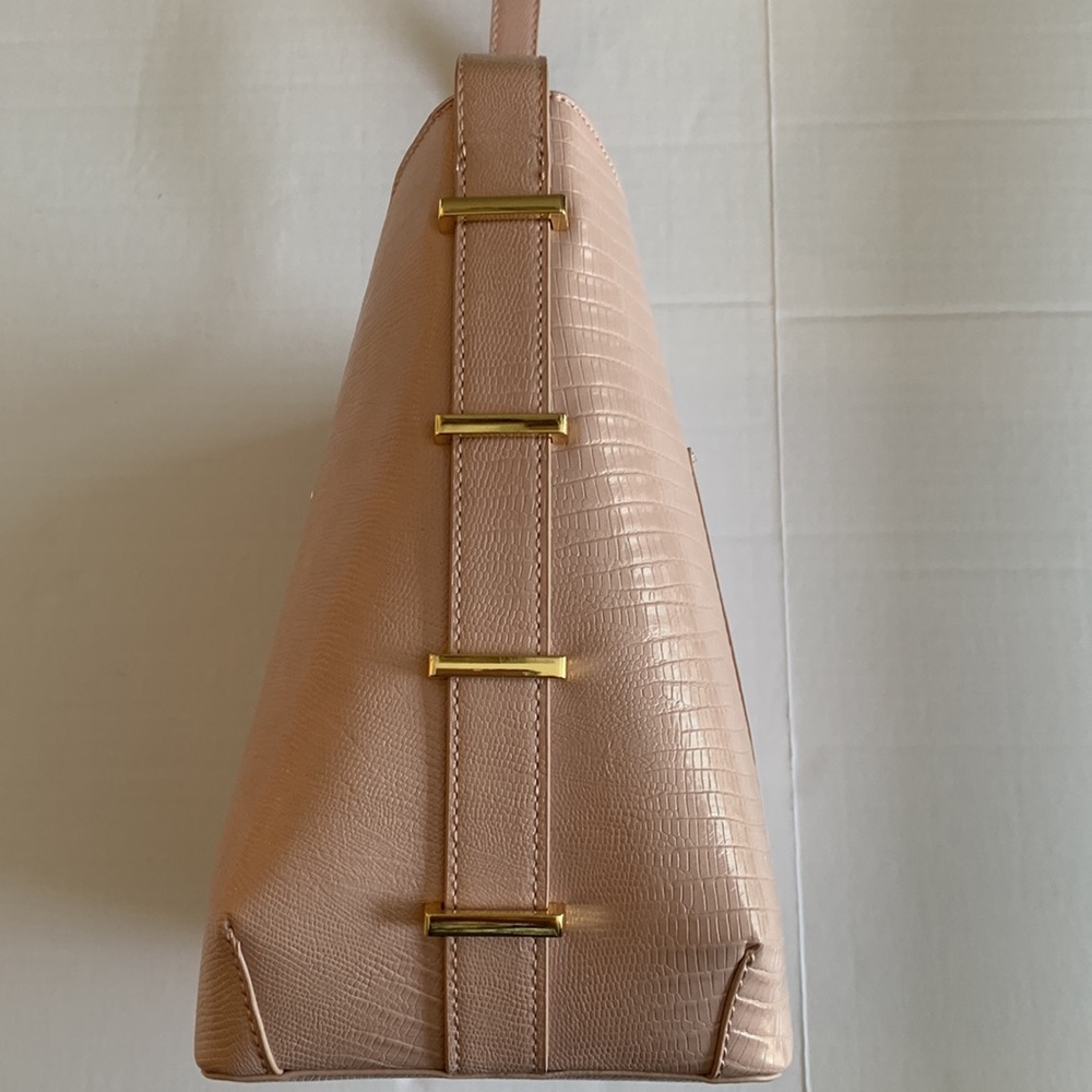 BETSY JOHNSON.Croc embossed pink faux leather structured shoulder bag w/… - Picture 4 of 15